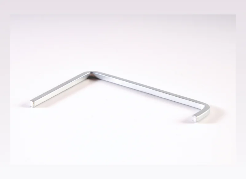 Conformado de alambre doblado en ángulo utilizado como soporte o componente estructural.