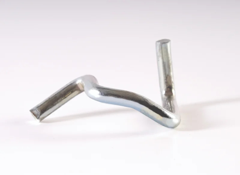 Conformado de alambre de acero doblado utilizado como elemento de fijación en aplicaciones industriales.