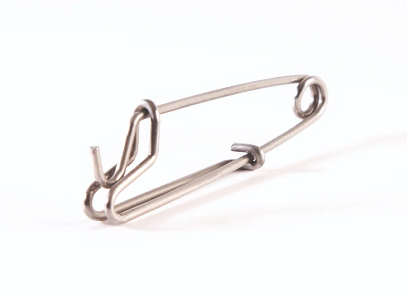 Conformado de alambre tipo imperdible fabricado en acero para sistemas de sujeción industrial.