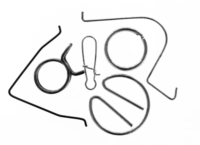 Conjunto de piezas metálicas fabricadas mediante conformado de alambre para aplicaciones industriales.